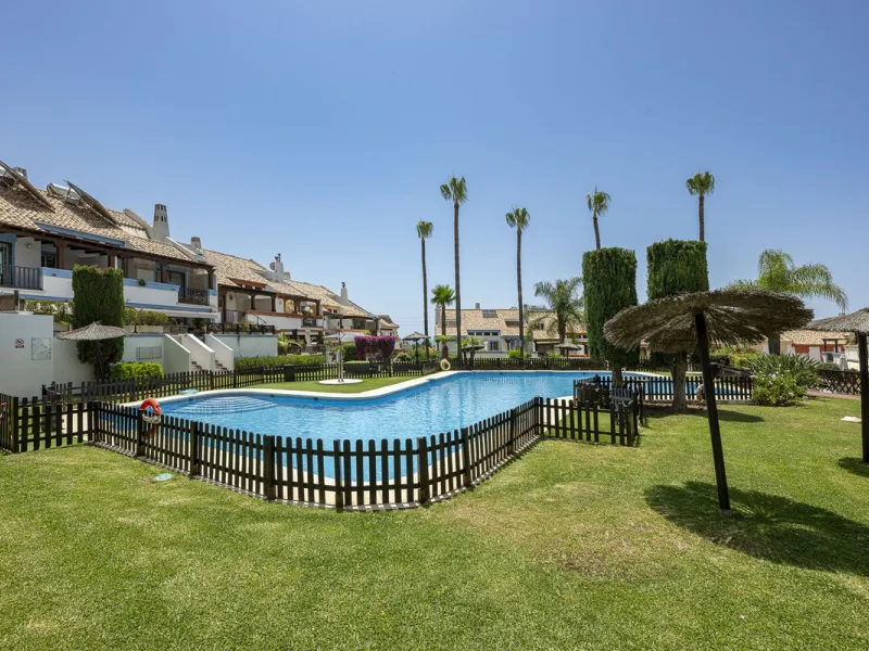 Spacious semi-detached house with terrace, garden, swimming pool and double garage in one of the best residential areas of Marbella
