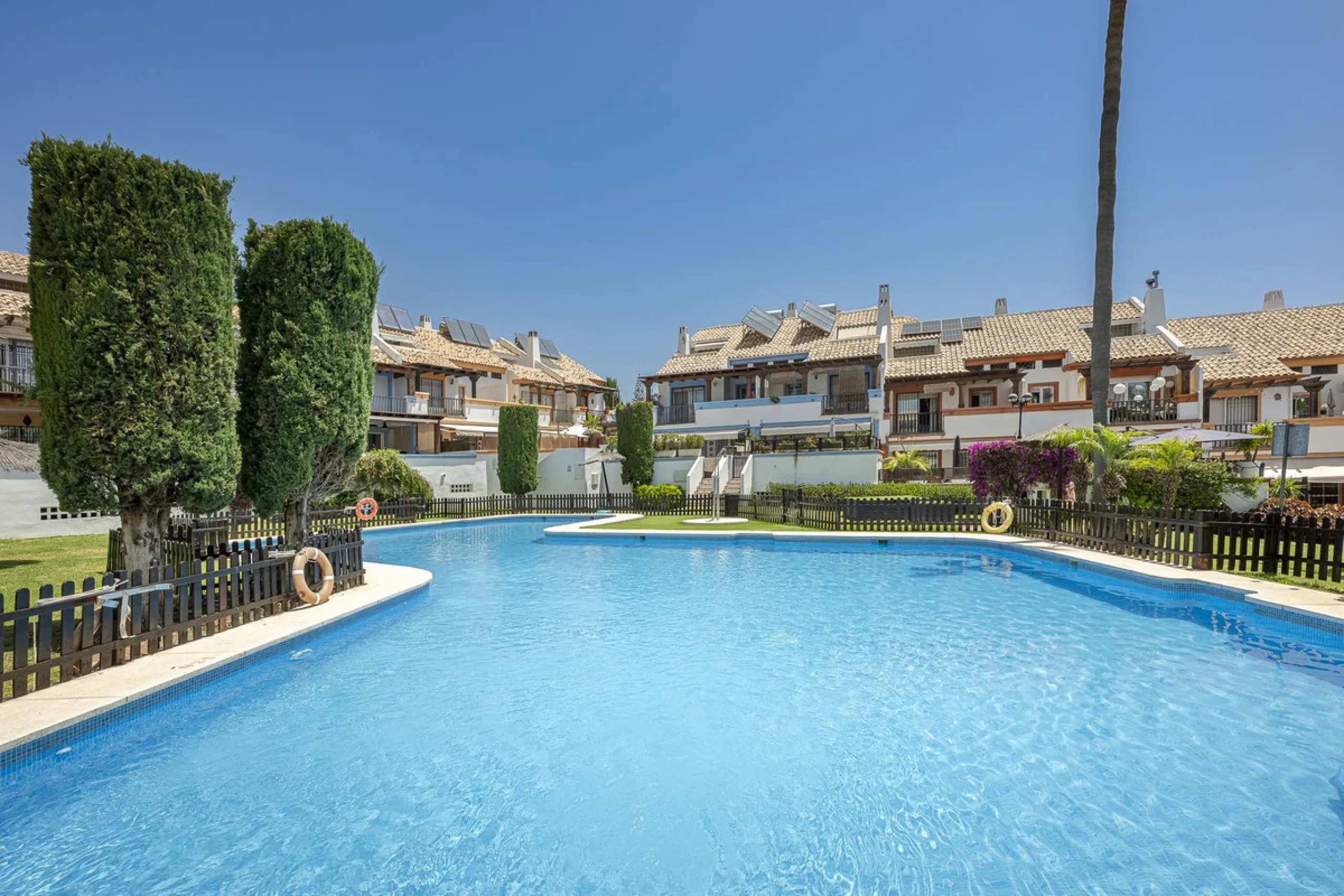 Spacious semi-detached house with terrace, garden, swimming pool and double garage in one of the best residential areas of Marbella