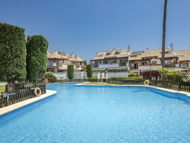 Spacious semi-detached house with terrace, garden, swimming pool and double garage in one of the best residential areas of Marbella