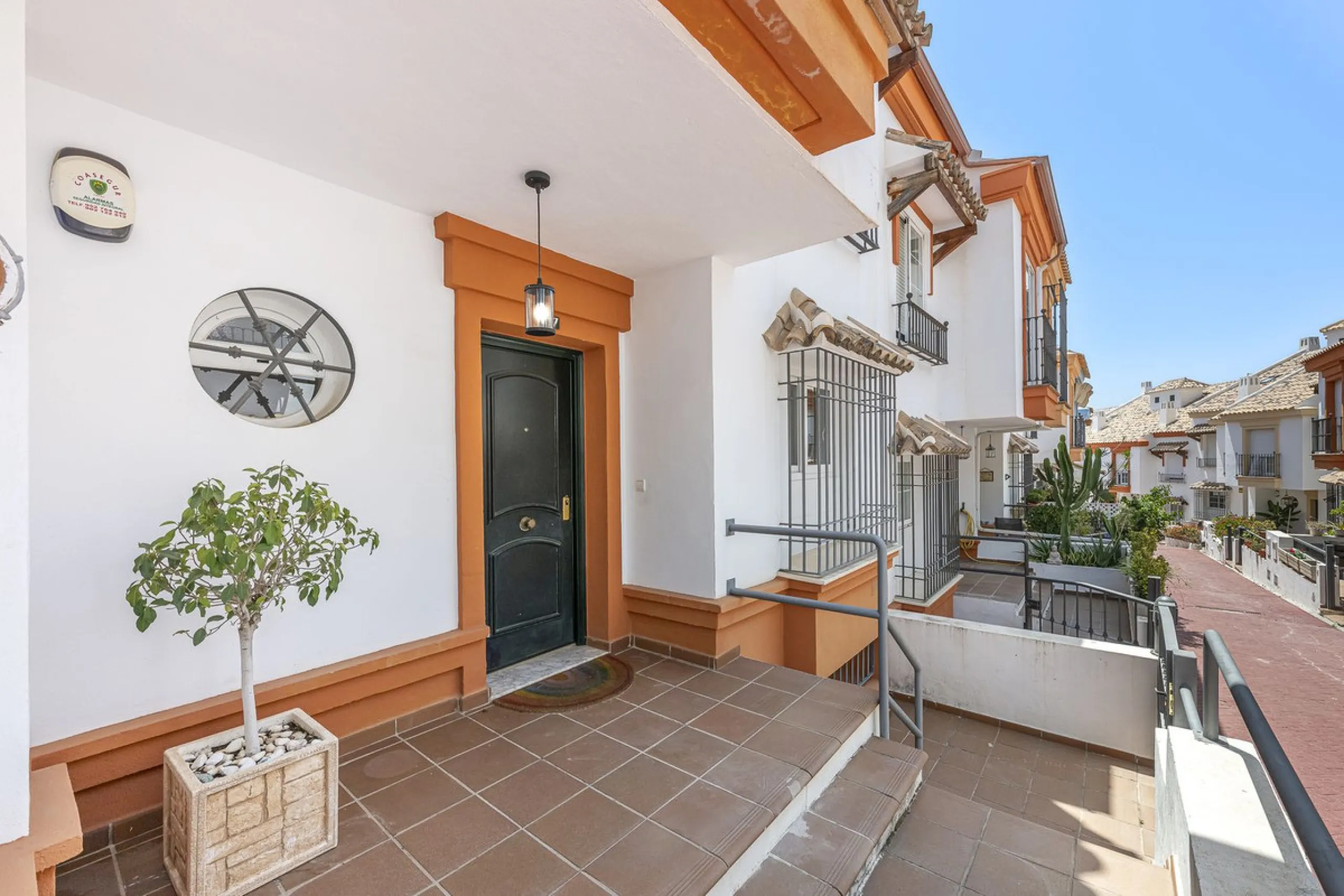 Spacious semi-detached house with terrace, garden, swimming pool and double garage in one of the best residential areas of Marbella