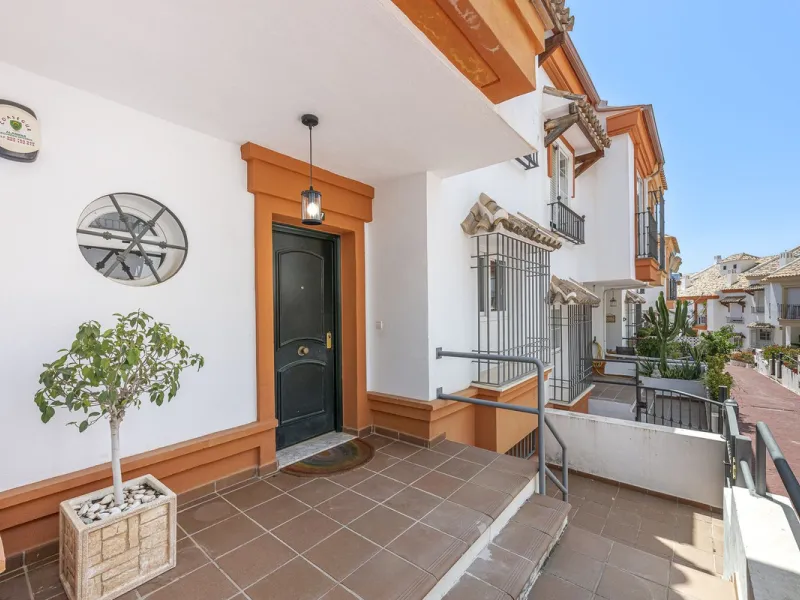 Spacious semi-detached house with terrace, garden, swimming pool and double garage in one of the best residential areas of Marbella