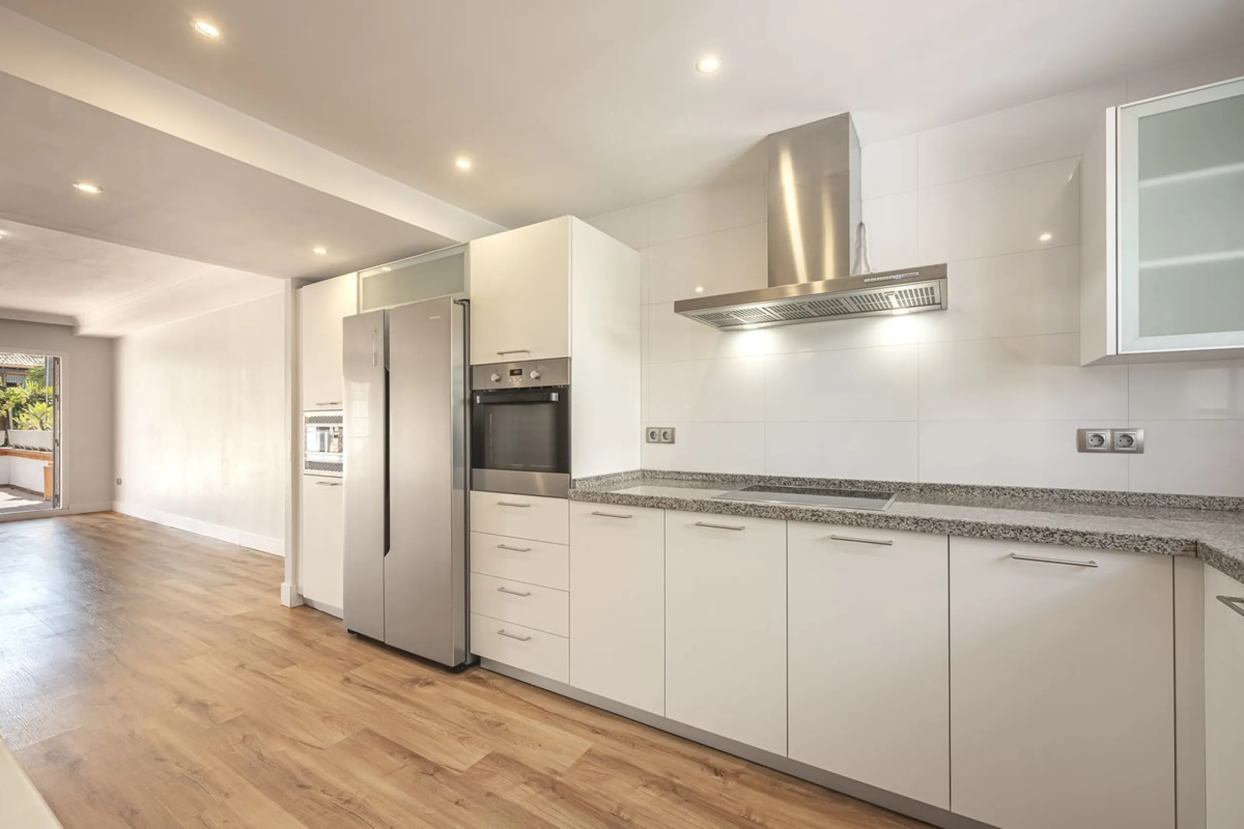 Spacious semi-detached house with terrace, garden, swimming pool and double garage in one of the best residential areas of Marbella