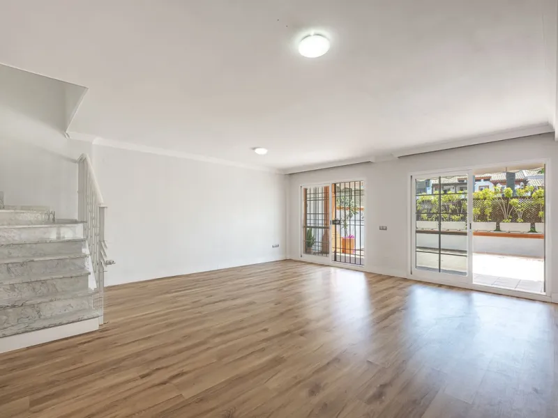 Spacious semi-detached house with terrace, garden, swimming pool and double garage in one of the best residential areas of Marbella