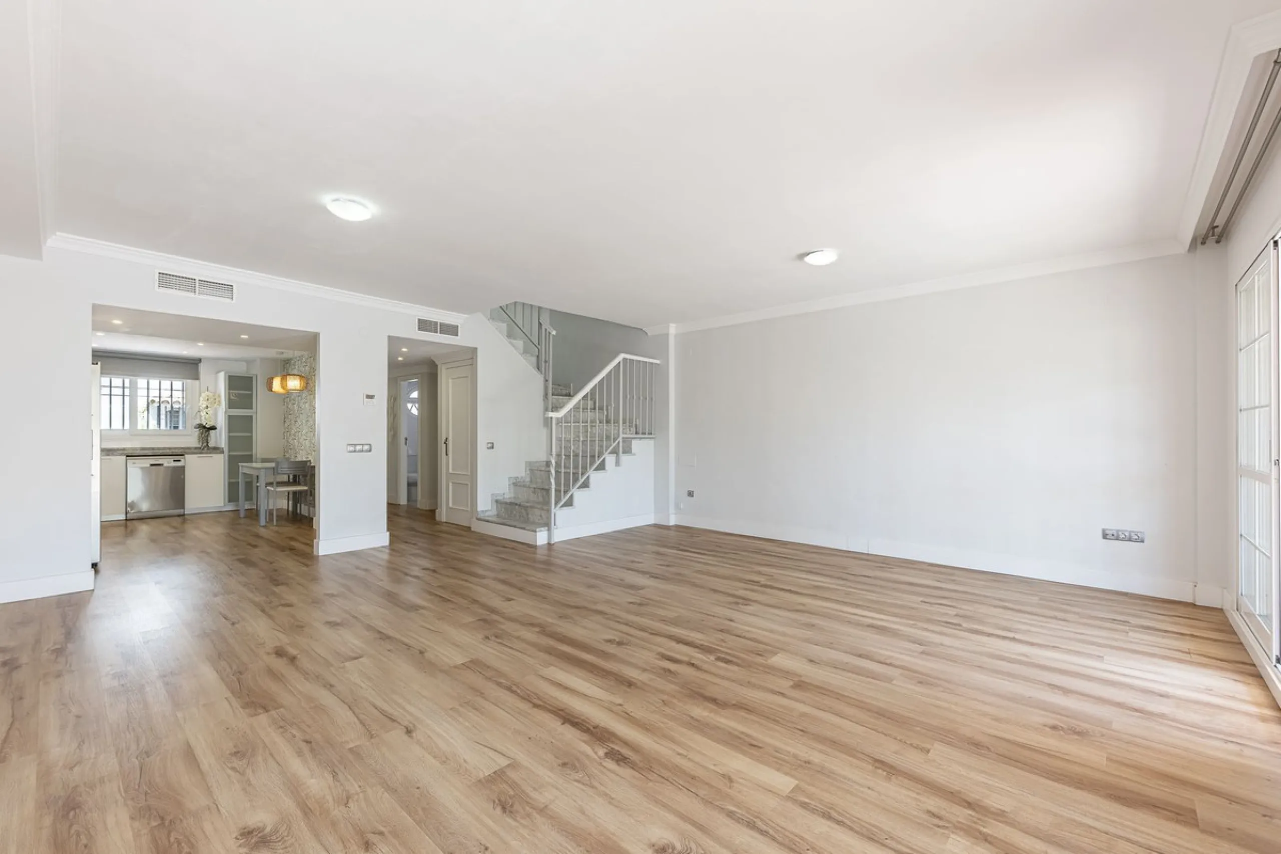 Spacious semi-detached house with terrace, garden, swimming pool and double garage in one of the best residential areas of Marbella