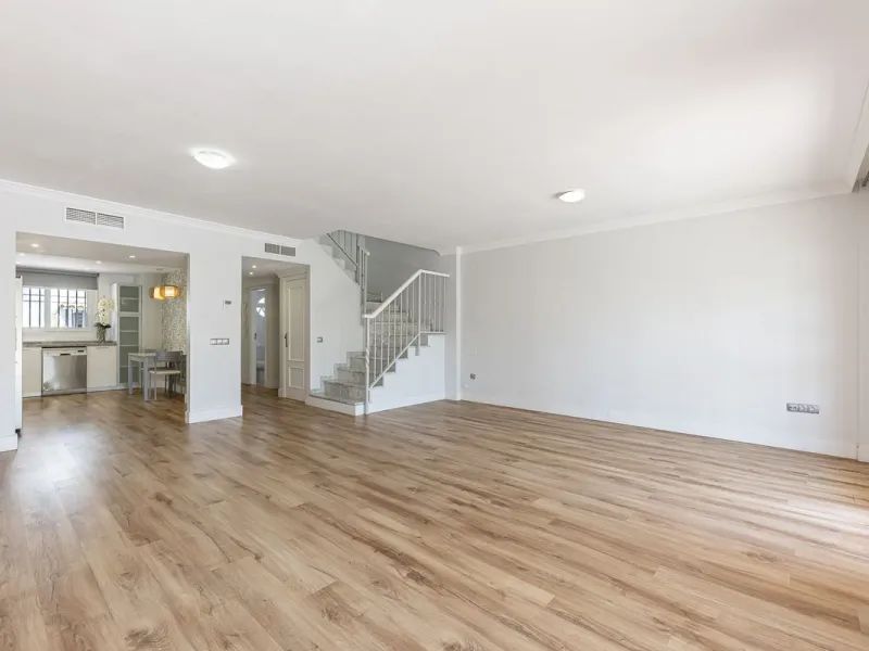 Spacious semi-detached house with terrace, garden, swimming pool and double garage in one of the best residential areas of Marbella