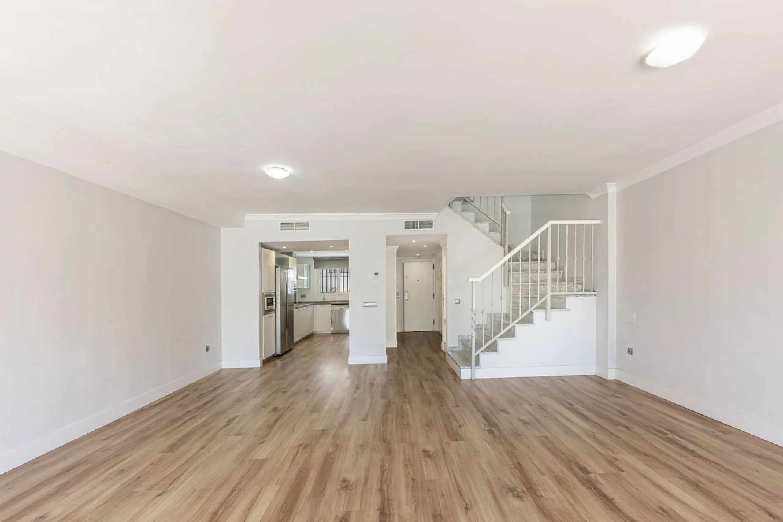 Spacious semi-detached house with terrace, garden, swimming pool and double garage in one of the best residential areas of Marbella