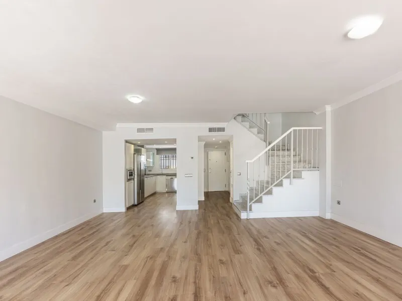 Spacious semi-detached house with terrace, garden, swimming pool and double garage in one of the best residential areas of Marbella