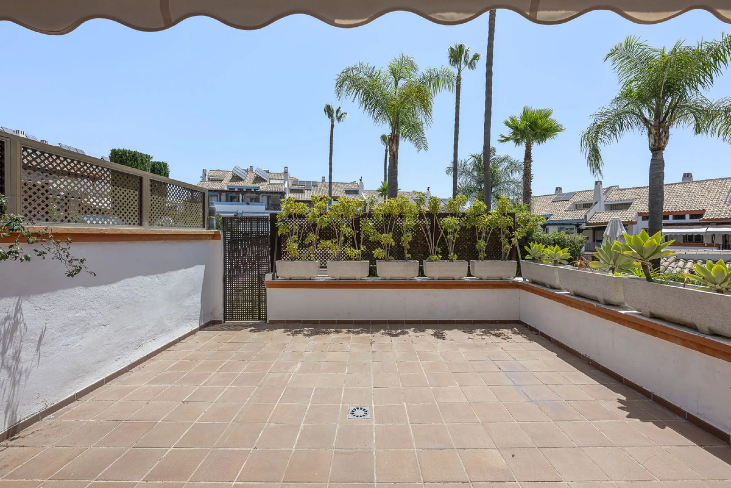 Spacious semi-detached house with terrace, garden, swimming pool and double garage in one of the best residential areas of Marbella