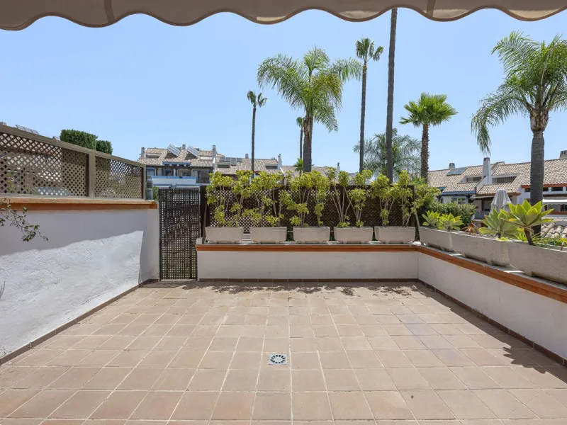 Spacious semi-detached house with terrace, garden, swimming pool and double garage in one of the best residential areas of Marbella