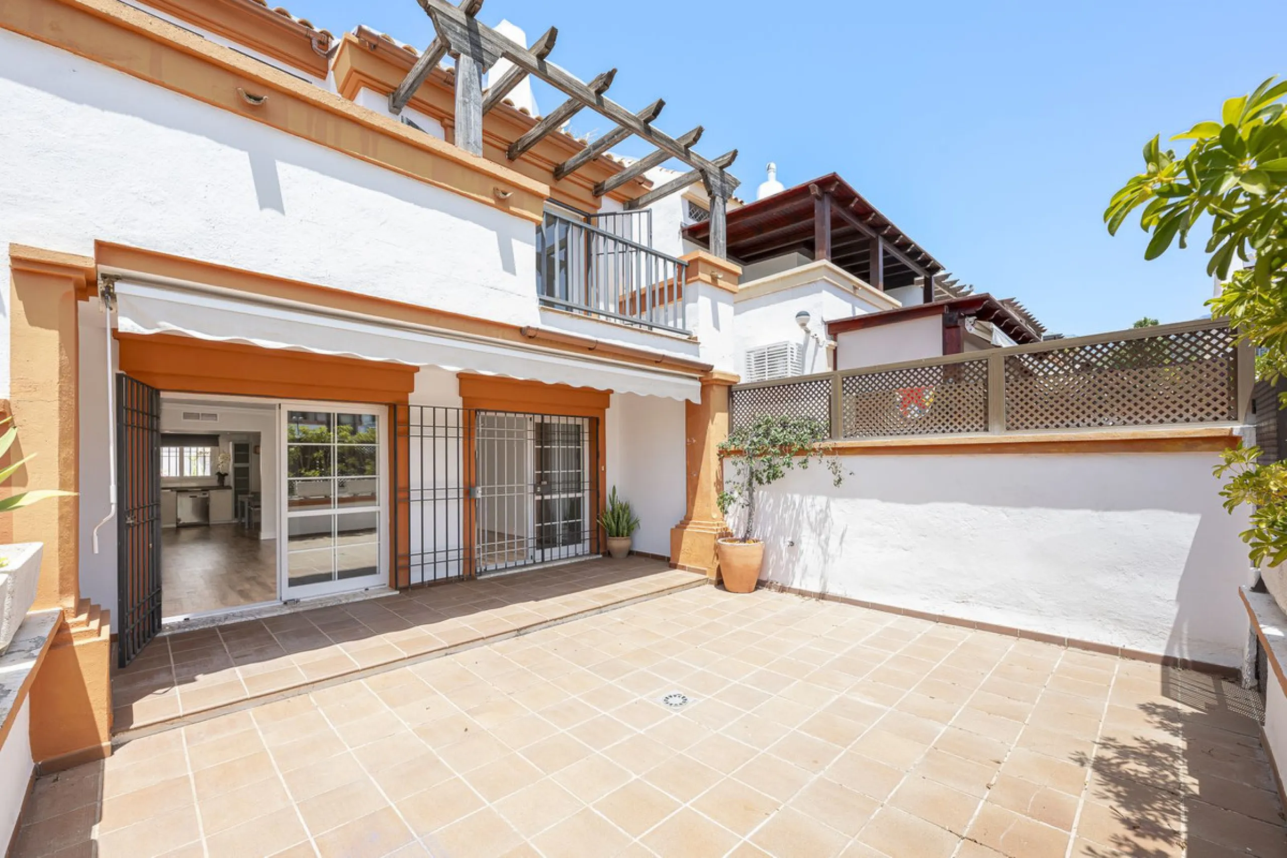 Spacious semi-detached house with terrace, garden, swimming pool and double garage in one of the best residential areas of Marbella