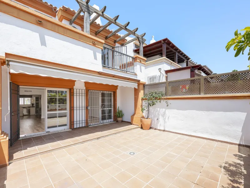 Spacious semi-detached house with terrace, garden, swimming pool and double garage in one of the best residential areas of Marbella