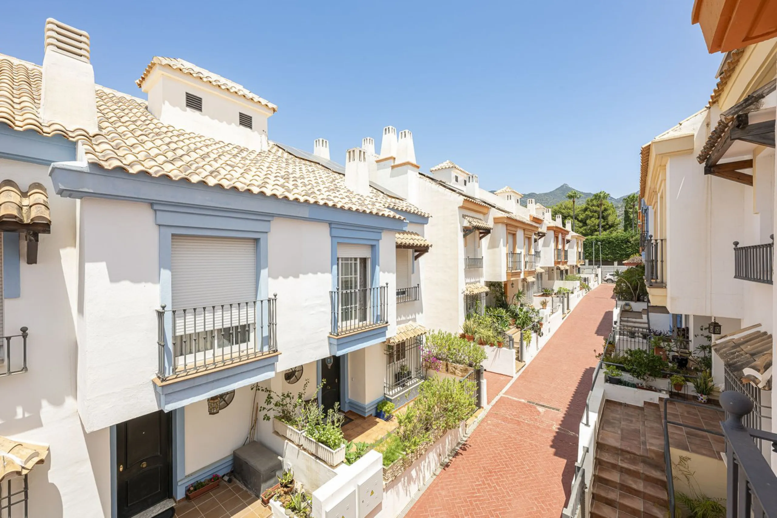 Spacious semi-detached house with terrace, garden, swimming pool and double garage in one of the best residential areas of Marbella