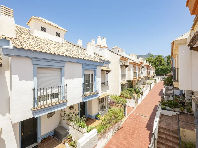 Spacious semi-detached house with terrace, garden, swimming pool and double garage in one of the best residential areas of Marbella