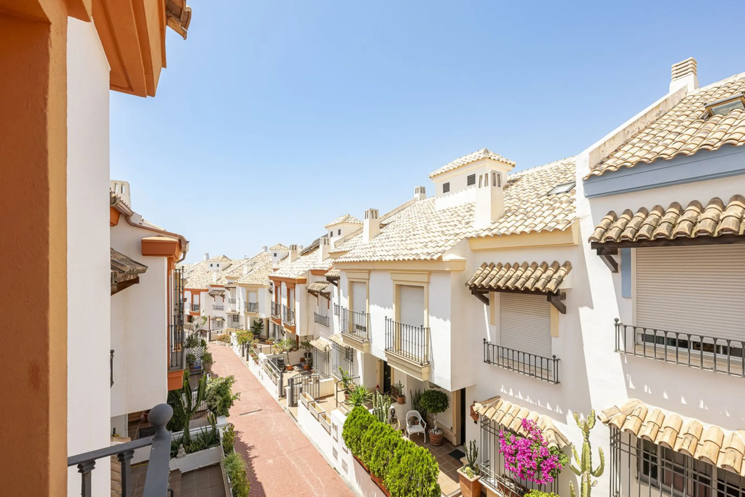 Spacious semi-detached house with terrace, garden, swimming pool and double garage in one of the best residential areas of Marbella