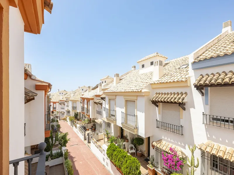 Spacious semi-detached house with terrace, garden, swimming pool and double garage in one of the best residential areas of Marbella