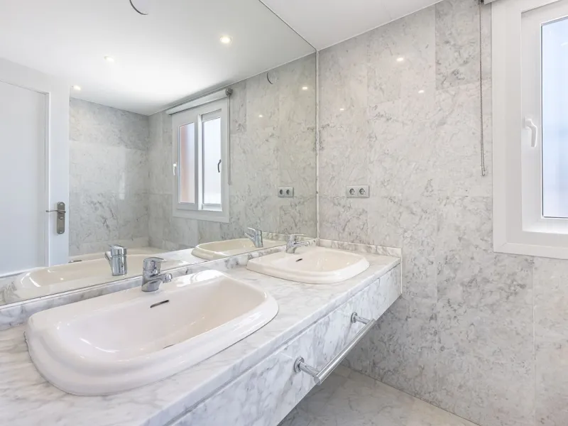 Spacious semi-detached house with terrace, garden, swimming pool and double garage in one of the best residential areas of Marbella