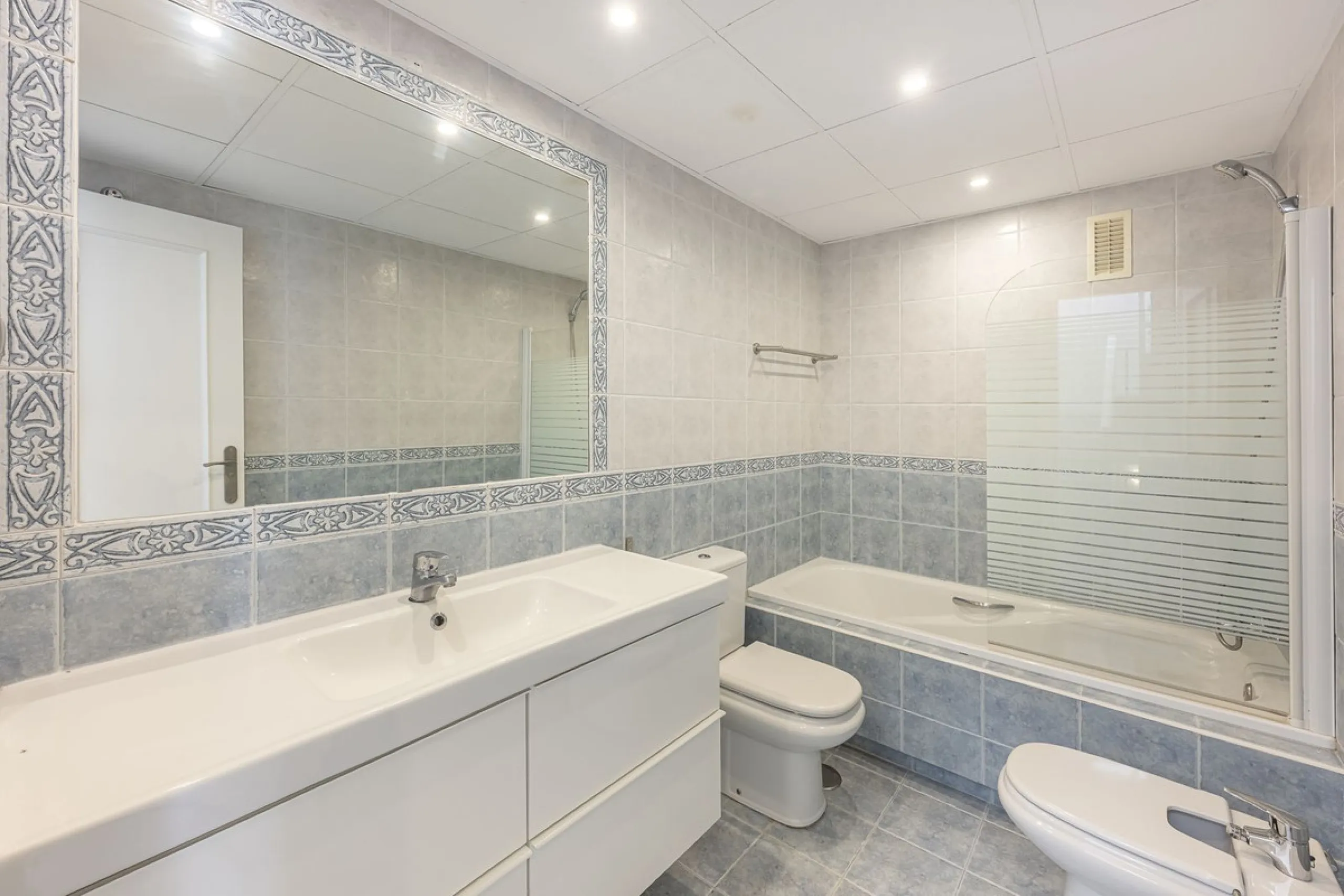 Spacious semi-detached house with terrace, garden, swimming pool and double garage in one of the best residential areas of Marbella