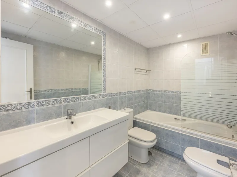 Spacious semi-detached house with terrace, garden, swimming pool and double garage in one of the best residential areas of Marbella