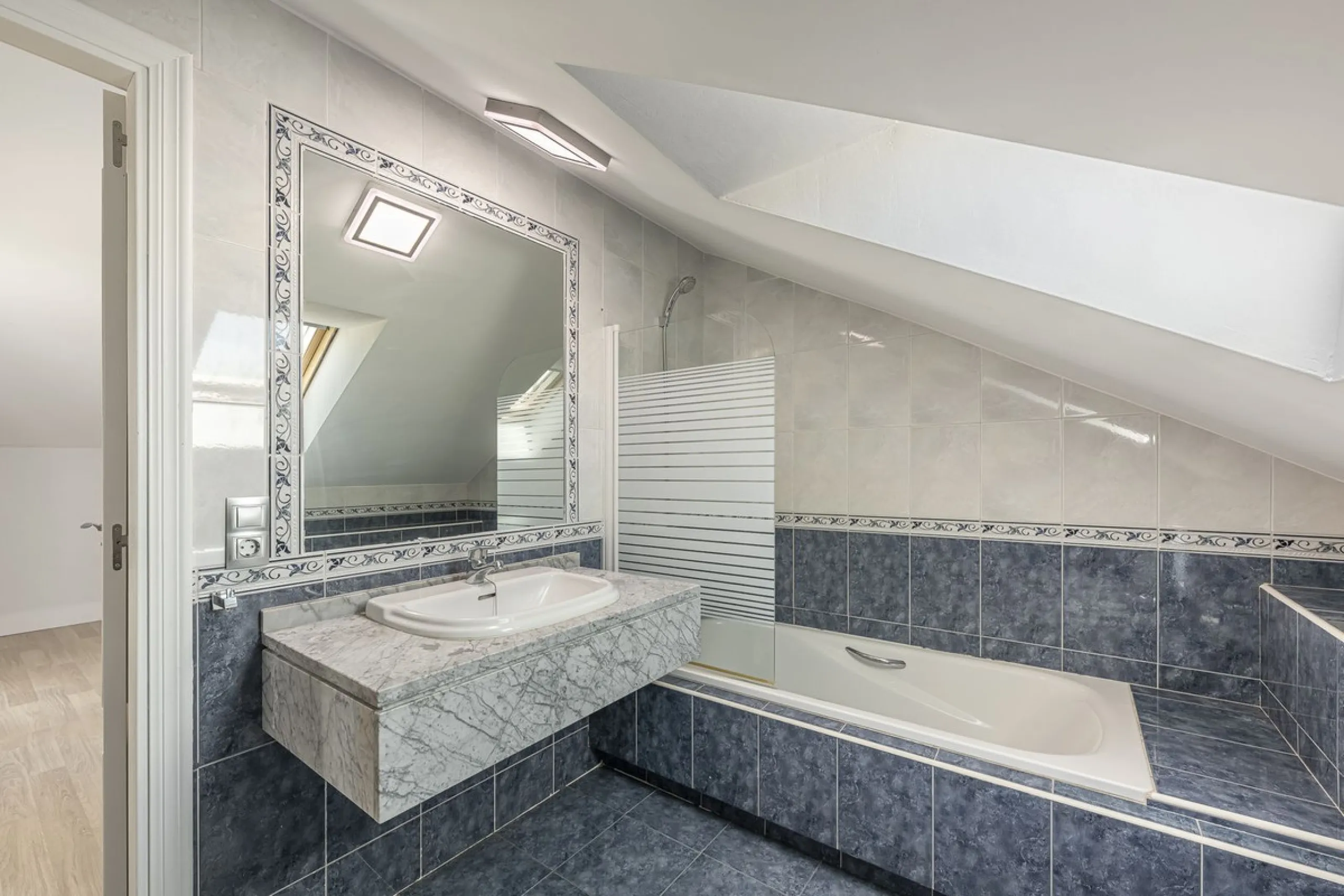 Spacious semi-detached house with terrace, garden, swimming pool and double garage in one of the best residential areas of Marbella