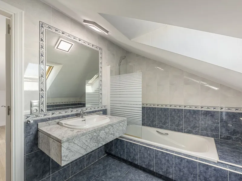 Spacious semi-detached house with terrace, garden, swimming pool and double garage in one of the best residential areas of Marbella