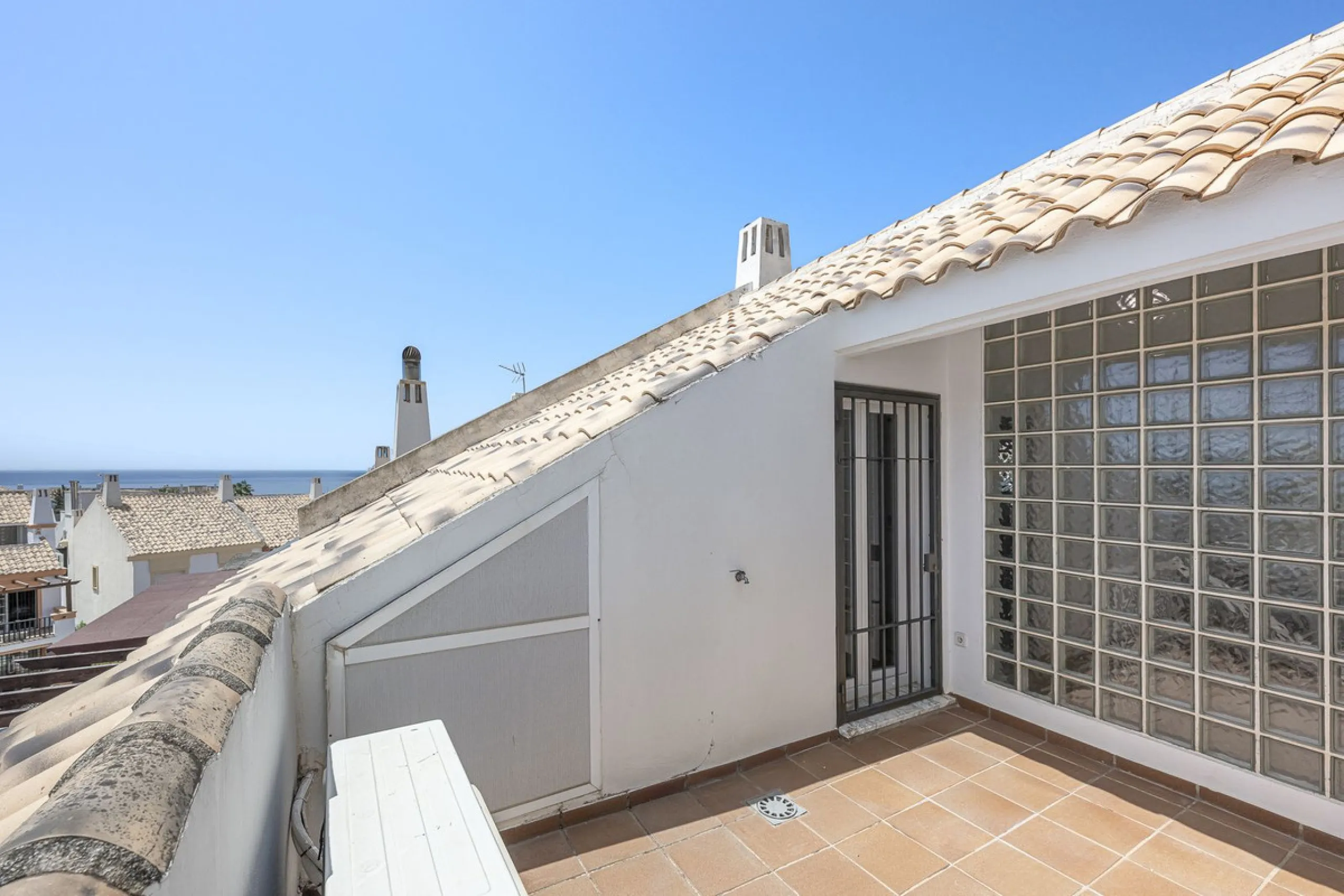 Spacious semi-detached house with terrace, garden, swimming pool and double garage in one of the best residential areas of Marbella