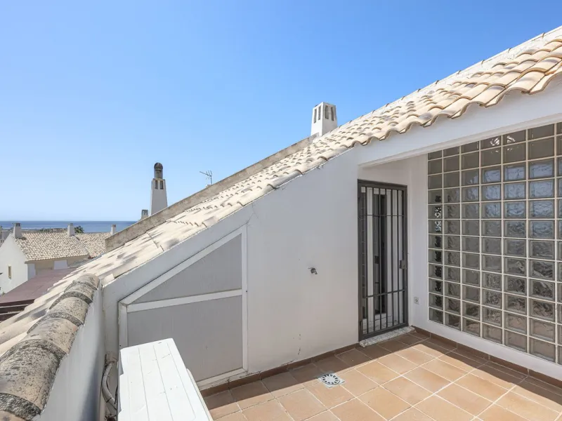 Spacious semi-detached house with terrace, garden, swimming pool and double garage in one of the best residential areas of Marbella