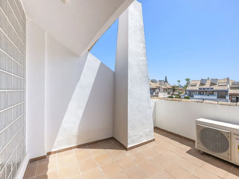 Spacious semi-detached house with terrace, garden, swimming pool and double garage in one of the best residential areas of Marbella