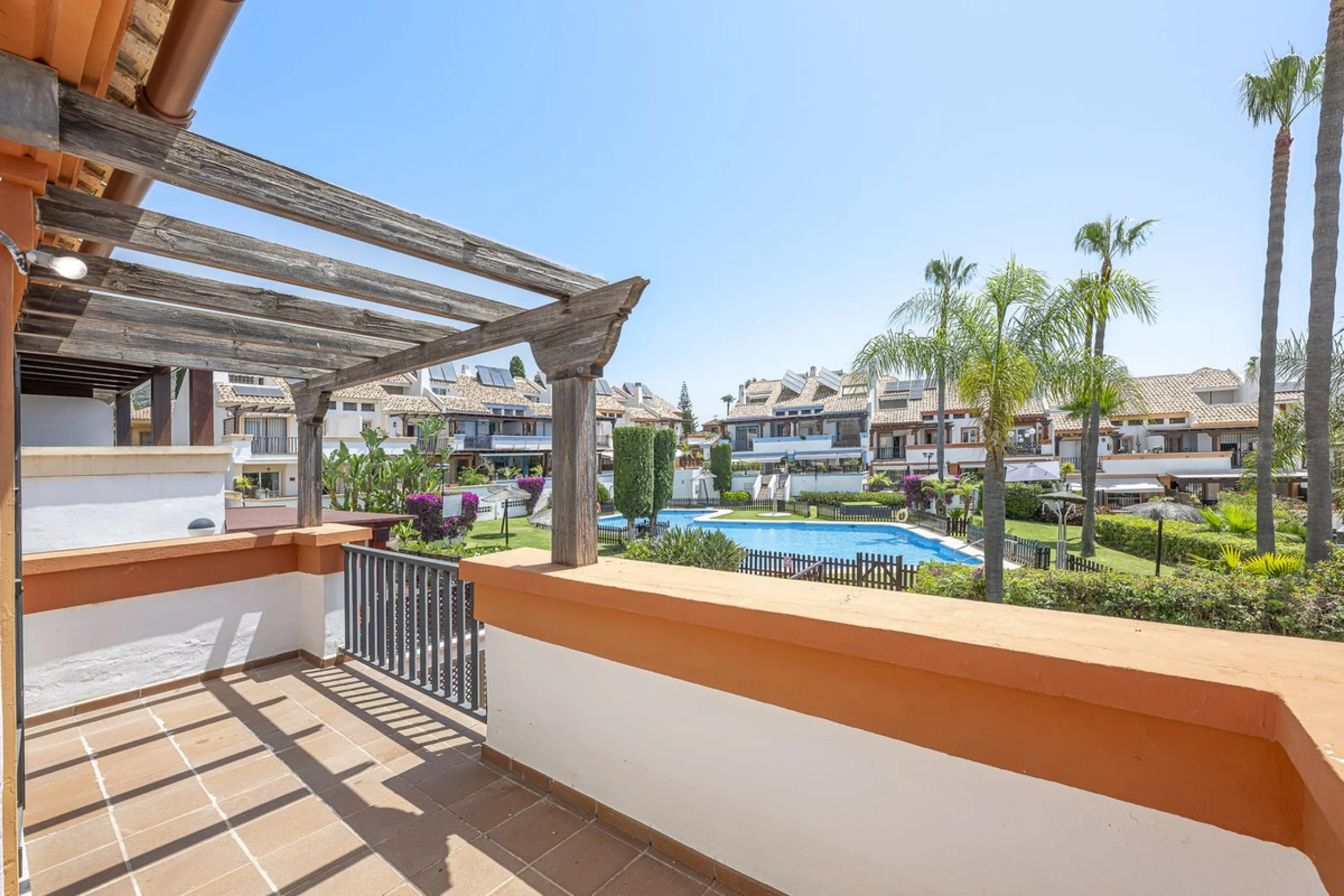 Spacious semi-detached house with terrace, garden, swimming pool and double garage in one of the best residential areas of Marbella