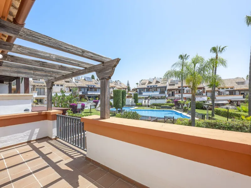 Spacious semi-detached house with terrace, garden, swimming pool and double garage in one of the best residential areas of Marbella