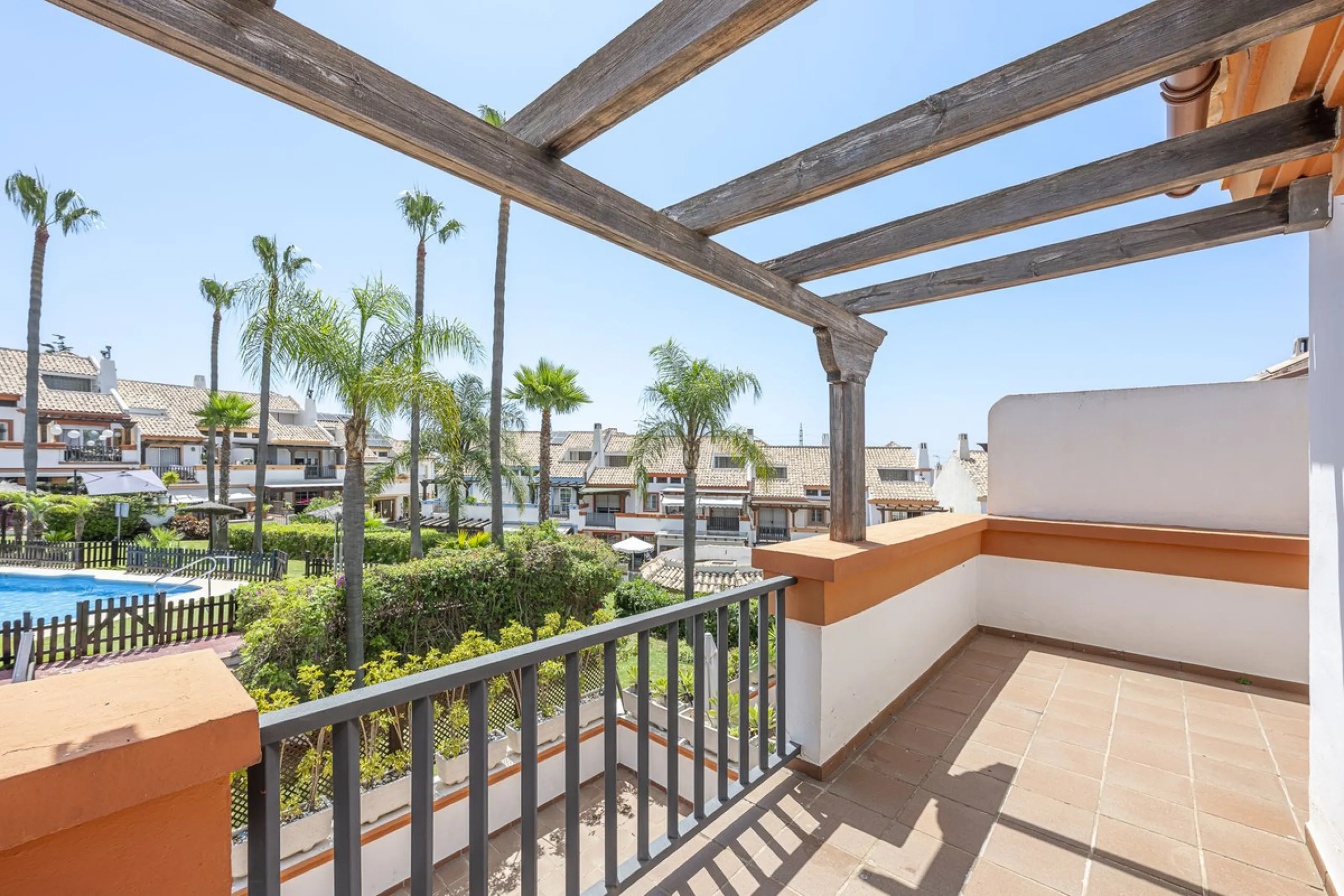 Spacious semi-detached house with terrace, garden, swimming pool and double garage in one of the best residential areas of Marbella