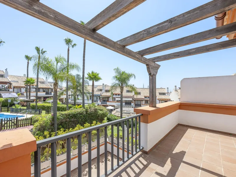 Spacious semi-detached house with terrace, garden, swimming pool and double garage in one of the best residential areas of Marbella