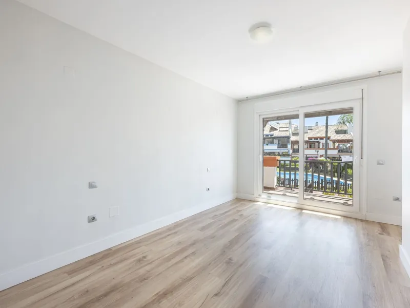 Spacious semi-detached house with terrace, garden, swimming pool and double garage in one of the best residential areas of Marbella