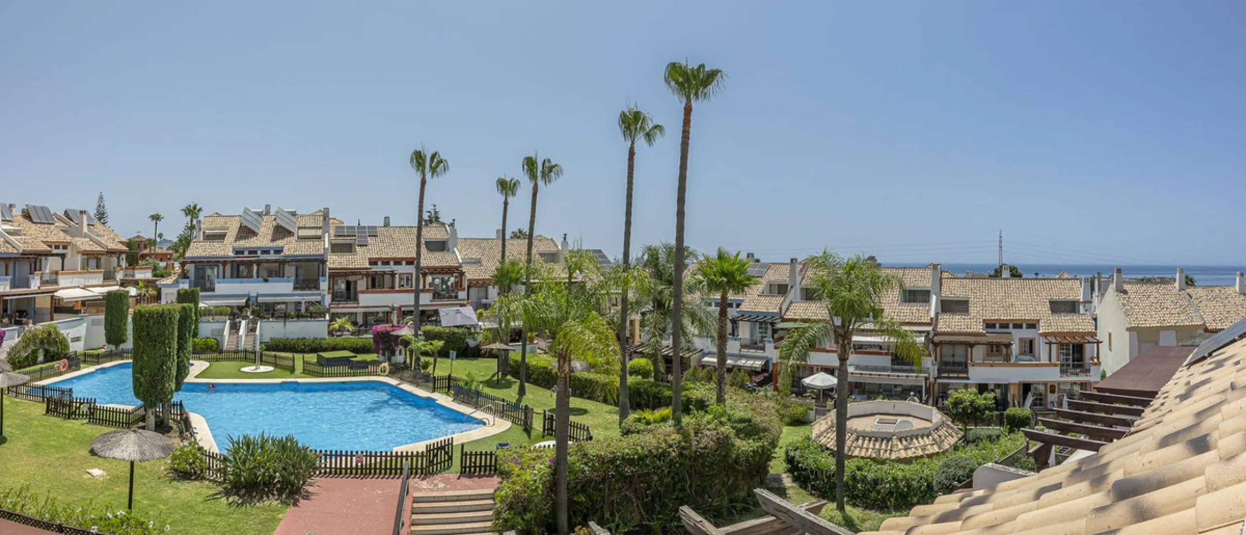Spacious semi-detached house with terrace, garden, swimming pool and double garage in one of the best residential areas of Marbella