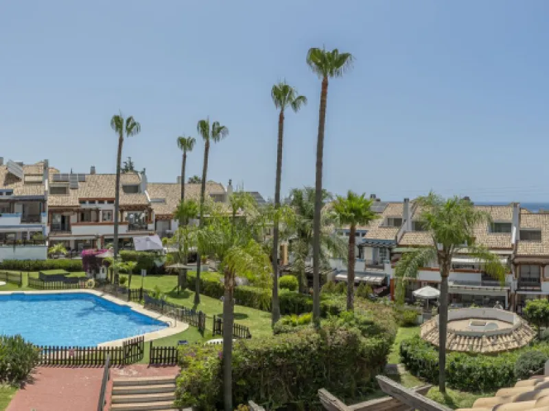 Spacious semi-detached house with terrace, garden, swimming pool and double garage in one of the best residential areas of Marbella