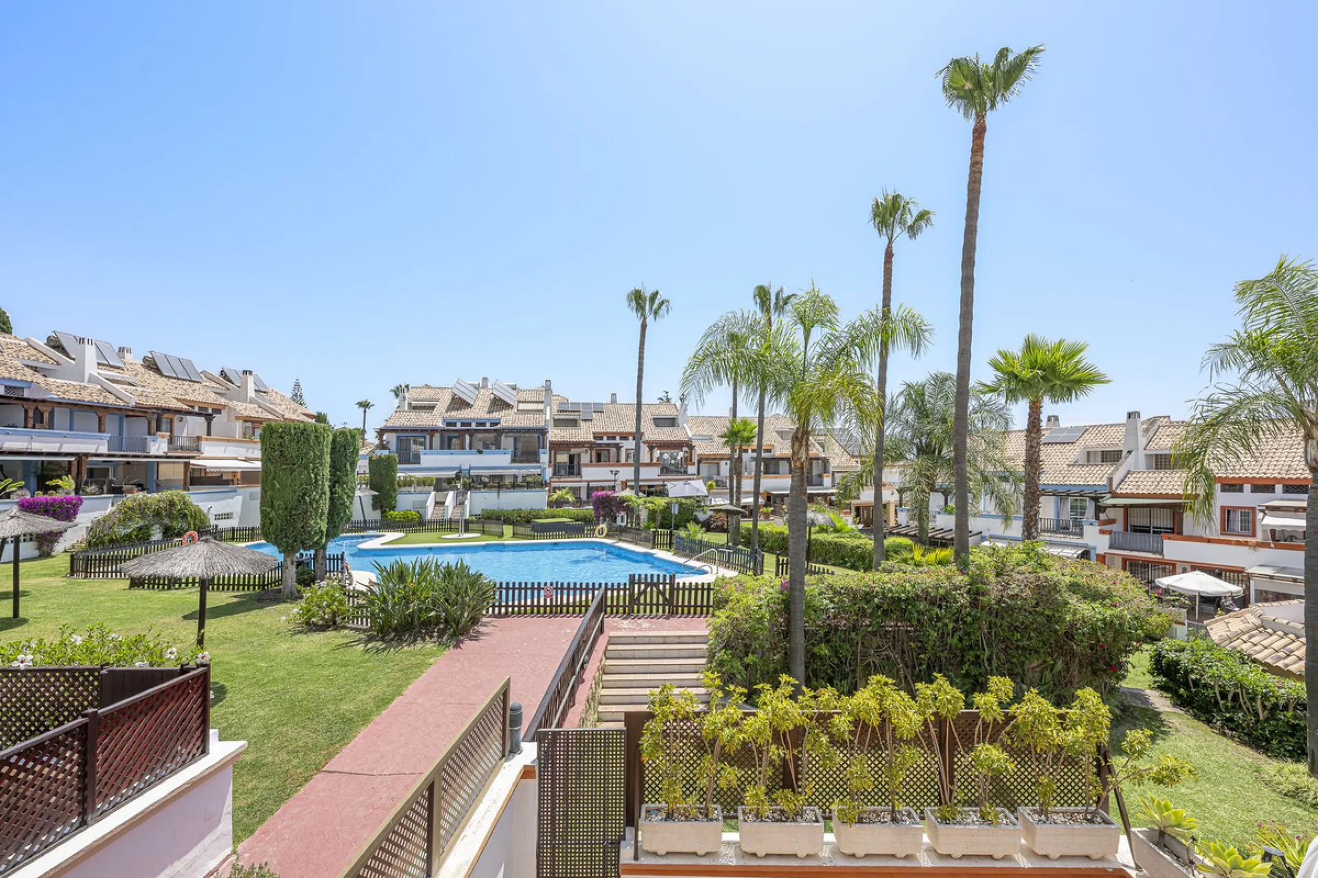 Spacious semi-detached house with terrace, garden, swimming pool and double garage in one of the best residential areas of Marbella