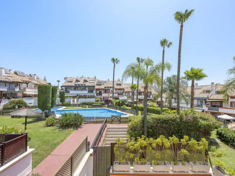 Spacious semi-detached house with terrace, garden, swimming pool and double garage in one of the best residential areas of Marbella