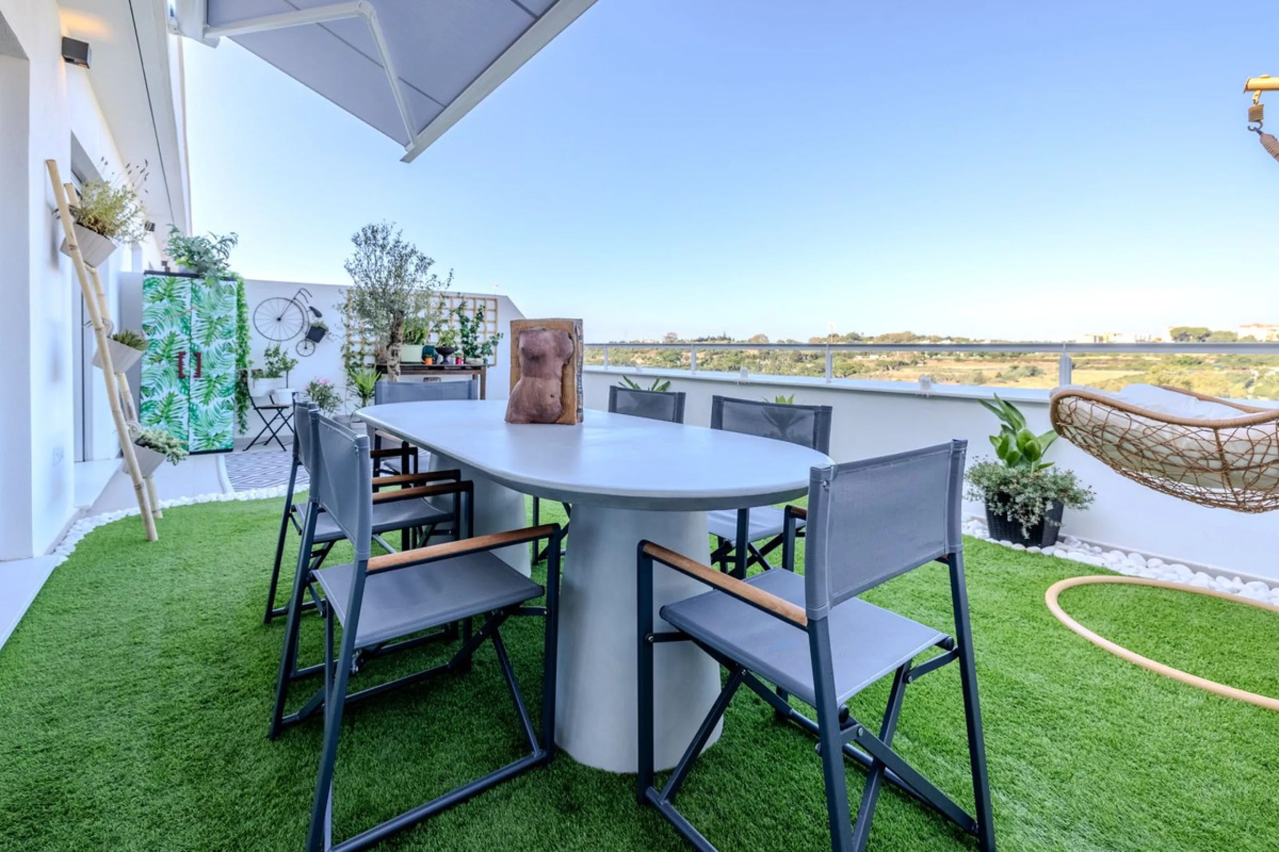 Apartment - Penthouse в продаже в Estepona, Málaga. В доме 2 спален и 2 ванных комнат. Площадь дома 75 м²