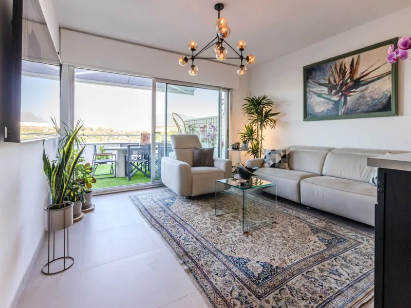 Apartment - Penthouse в продаже в Estepona, Málaga. В доме 2 спален и 2 ванных комнат. Площадь дома 75 м²
