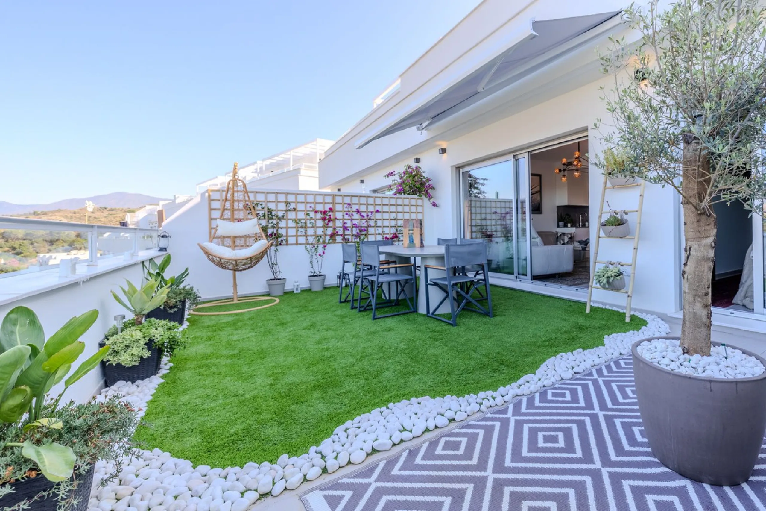Apartment - Penthouse в продаже в Estepona, Málaga. В доме 2 спален и 2 ванных комнат. Площадь дома 75 м²