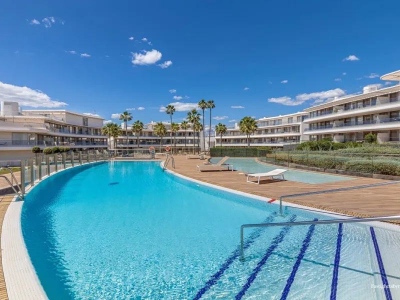 Welcome to this luxurious apartment located in the exclusive beachfront residential complex The Edge. This 2nd floor home offers four bedrooms and two bathrooms with exclusive Dornbracht finishes. The open concept living room and kitchen create a social a