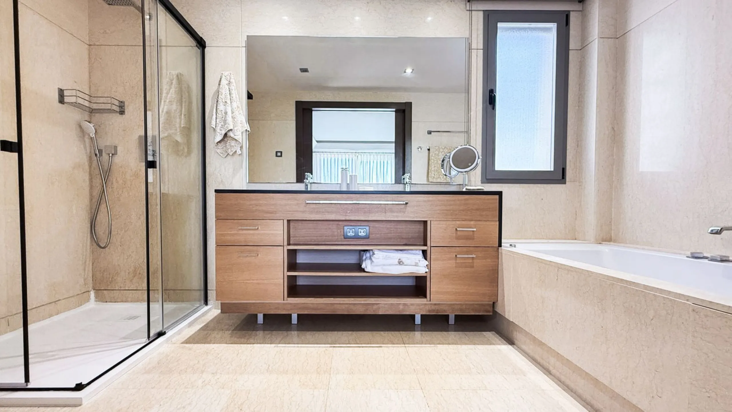 Legant 3-Bedroom Apartment in the Prestigious Los Arrayanes Golf Urbanization, Benahavís