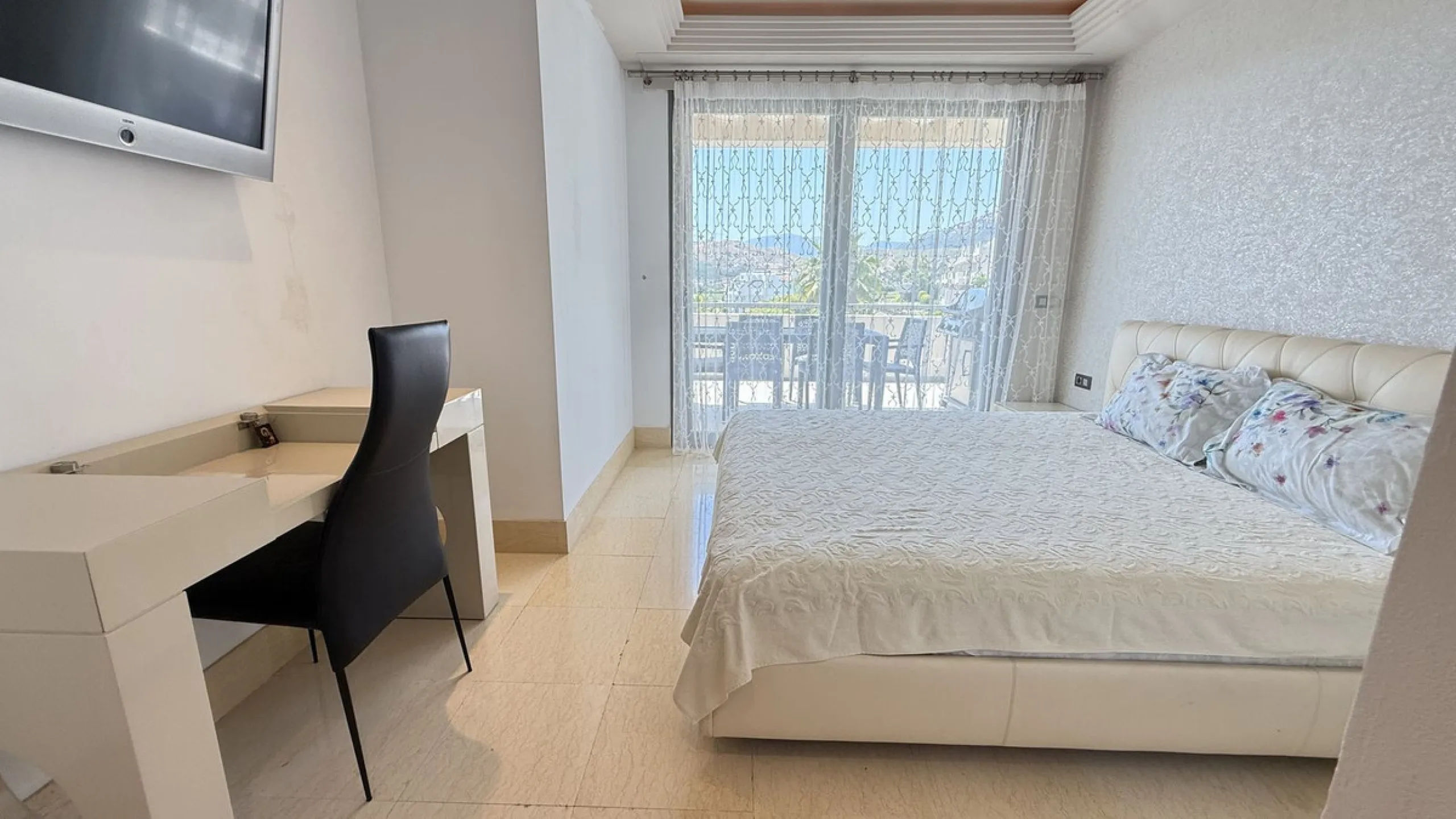 Legant 3-Bedroom Apartment in the Prestigious Los Arrayanes Golf Urbanization, Benahavís