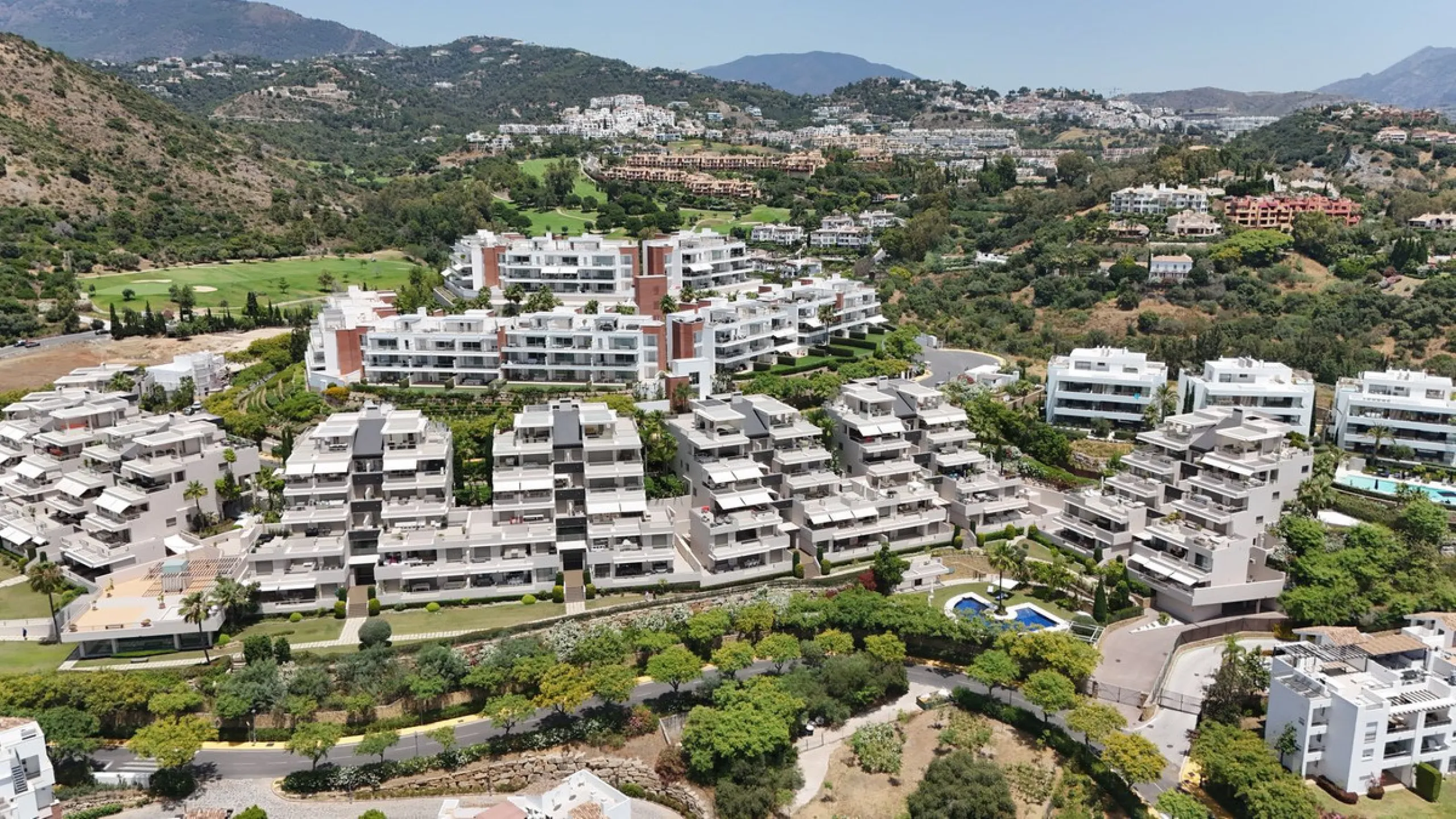 Legant 3-Bedroom Apartment in the Prestigious Los Arrayanes Golf Urbanization, Benahavís