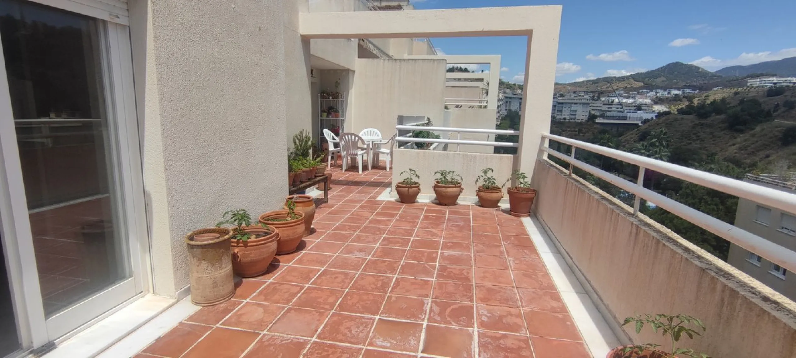 Penthouse with magnificent terrace in one of the most exclusive and sought after neighbourhoods in the city of Malaga. Located in El Limonar, a quiet and residential area, but at the same time next to all the shops and services. A bus line in the same str