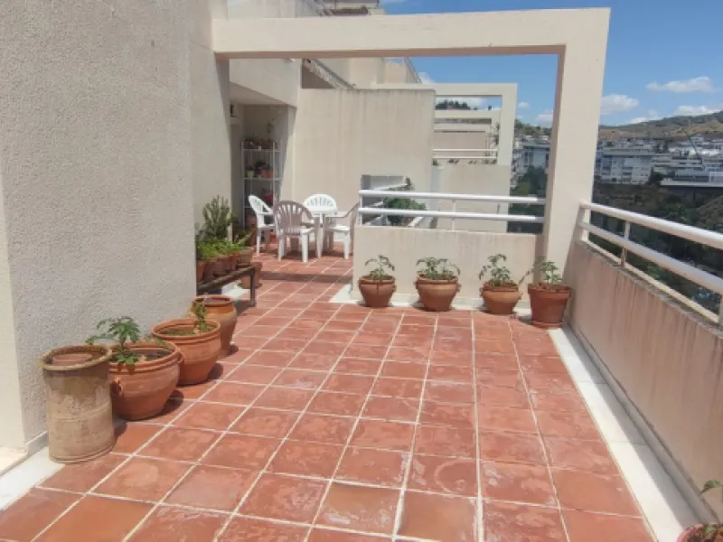 Penthouse with magnificent terrace in one of the most exclusive and sought after neighbourhoods in the city of Malaga. Located in El Limonar, a quiet and residential area, but at the same time next to all the shops and services. A bus line in the same str