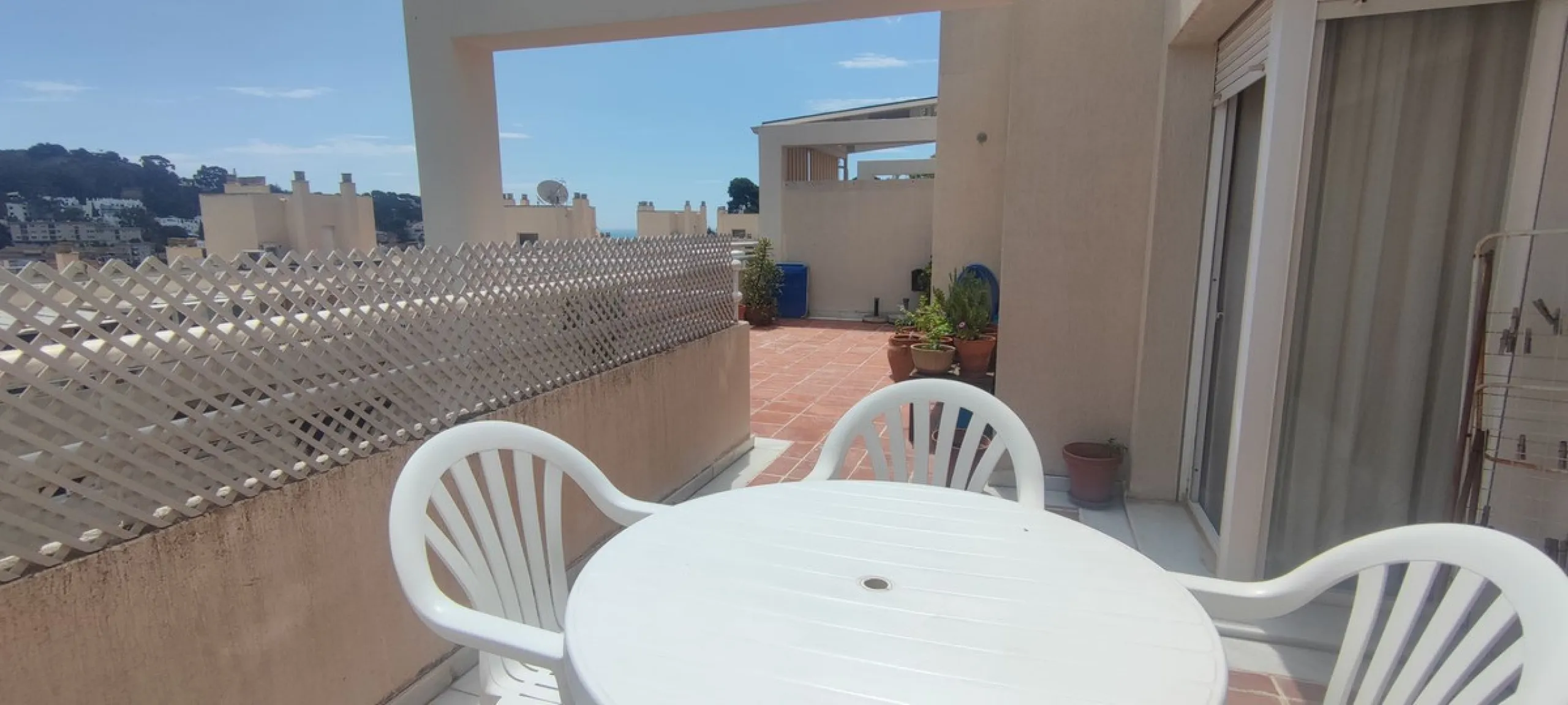 Penthouse with magnificent terrace in one of the most exclusive and sought after neighbourhoods in the city of Malaga. Located in El Limonar, a quiet and residential area, but at the same time next to all the shops and services. A bus line in the same str