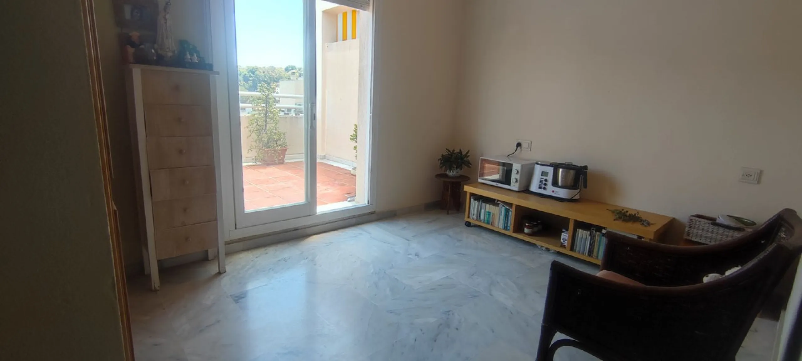 Penthouse with magnificent terrace in one of the most exclusive and sought after neighbourhoods in the city of Malaga. Located in El Limonar, a quiet and residential area, but at the same time next to all the shops and services. A bus line in the same str