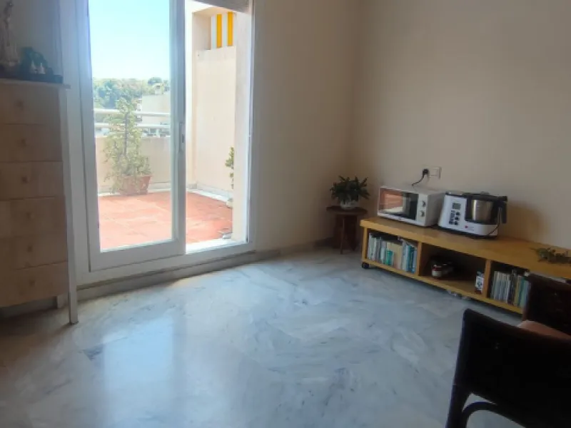 Penthouse with magnificent terrace in one of the most exclusive and sought after neighbourhoods in the city of Malaga. Located in El Limonar, a quiet and residential area, but at the same time next to all the shops and services. A bus line in the same str
