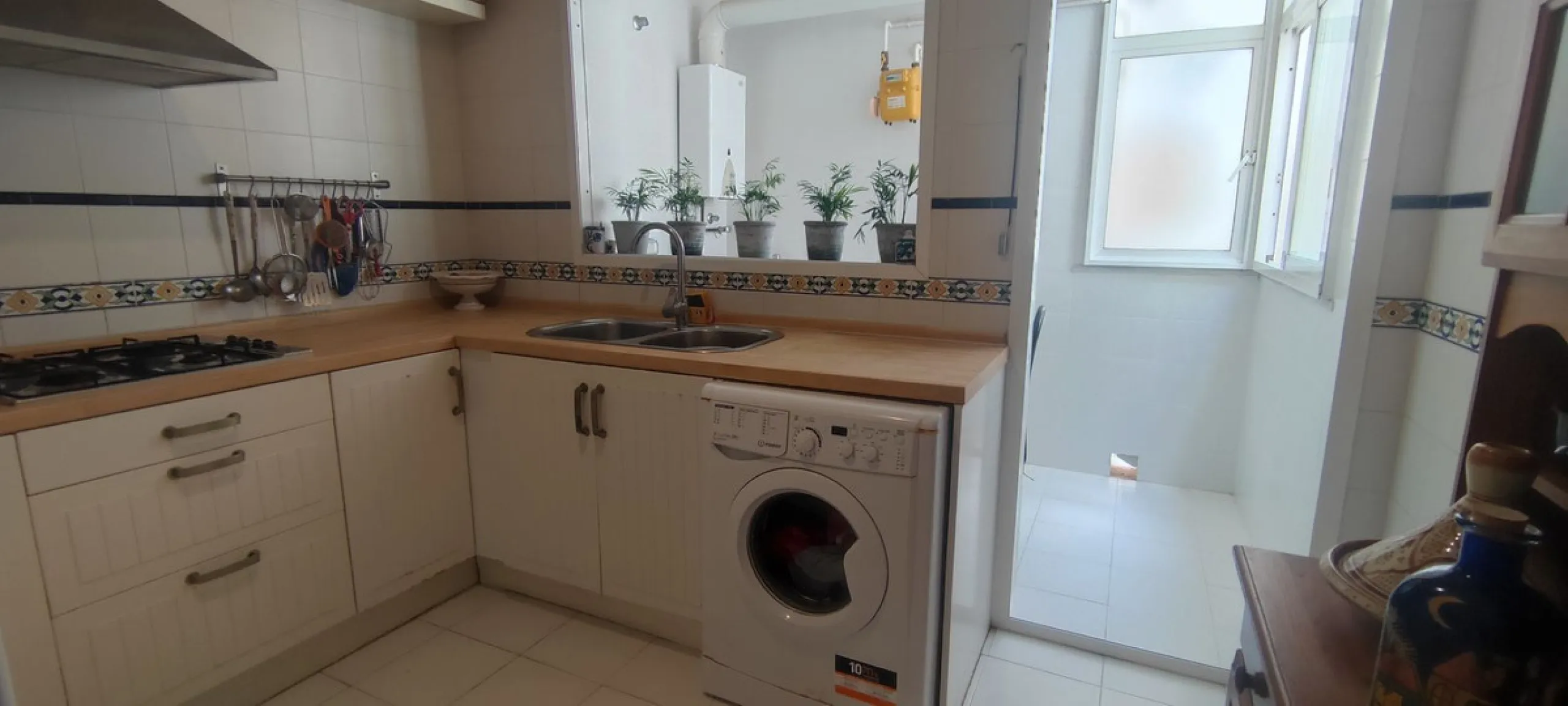 Penthouse with magnificent terrace in one of the most exclusive and sought after neighbourhoods in the city of Malaga. Located in El Limonar, a quiet and residential area, but at the same time next to all the shops and services. A bus line in the same str