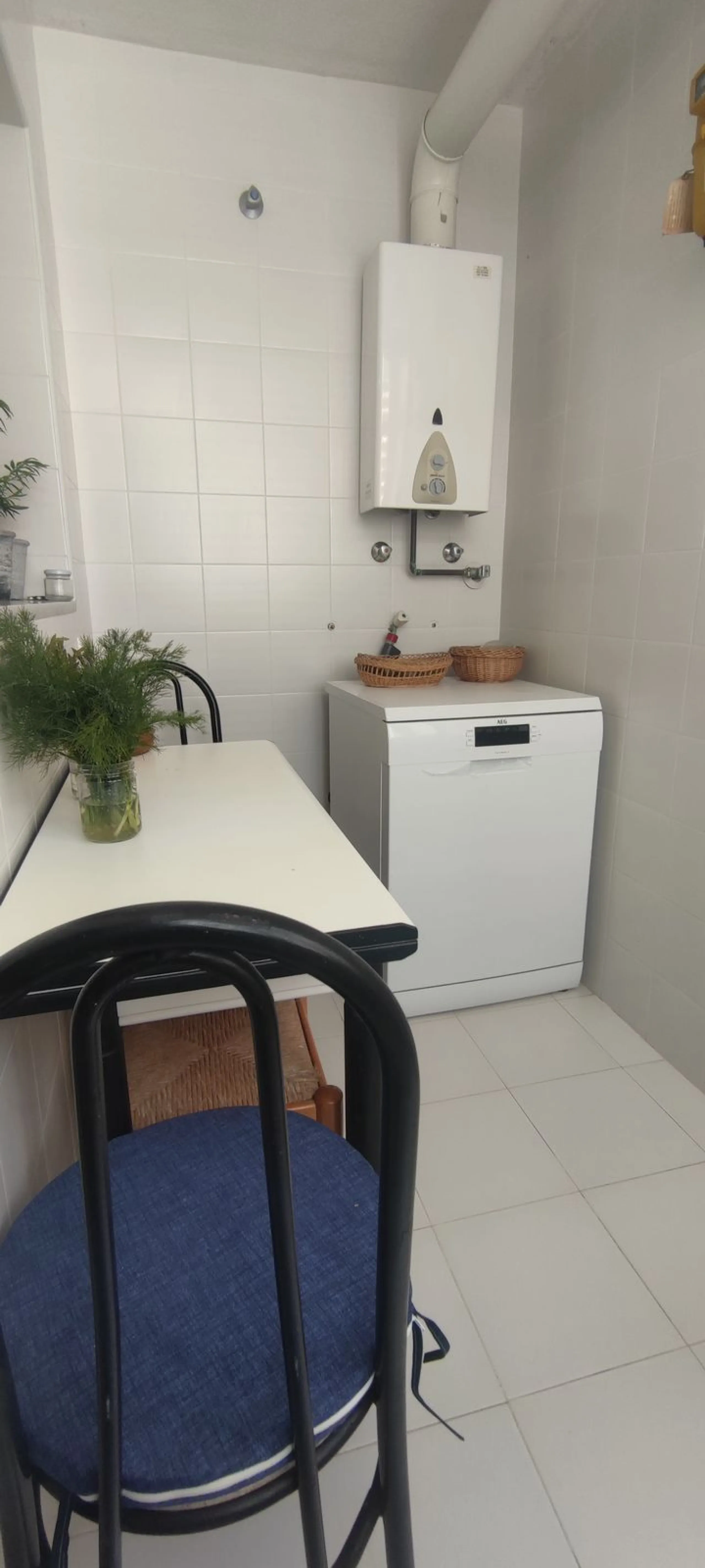 Penthouse with magnificent terrace in one of the most exclusive and sought after neighbourhoods in the city of Malaga. Located in El Limonar, a quiet and residential area, but at the same time next to all the shops and services. A bus line in the same str
